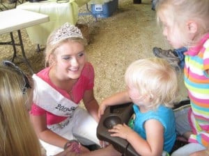 2013 Fairest Taylor Egnarski teaches youth about agriculture